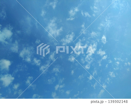 青空に広がる細かな雲が印象的な空の背景素材 139302148