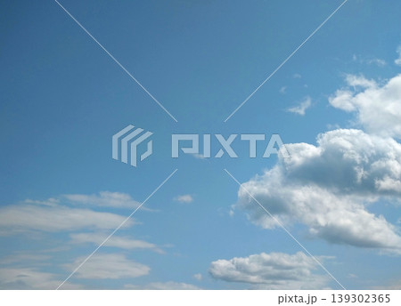 青空に浮かぶ白い雲と淡く現れる虹の空の背景素材 139302365