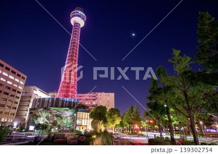 横浜市、赤色にライトアップされた横浜マリンタワーの夜景 横浜市、赤色にライトアップされた横浜マリンタワーの夜景 139302754