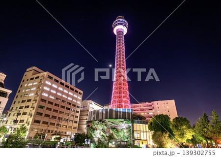 横浜市、赤色にライトアップされた横浜マリンタワーの夜景 139302755