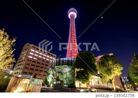 横浜市、赤色にライトアップされた横浜マリンタワーの夜景 139302756