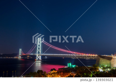 【絶景夜景】美しく輝く明石海峡大橋と神戸舞子の海辺・パールブリッジ 【絶景夜景】美しく輝く明石海峡大橋と神戸舞子の海辺・パールブリッジ 139303021
