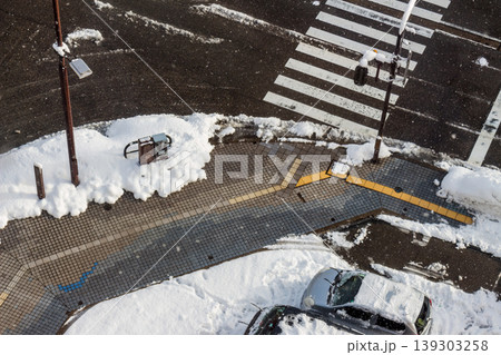 雪の日の交差点と歩道の点字ブロック 俯瞰（富山県高岡市） 139303258