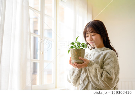 窓辺で植物を愛でる女性 窓辺で植物を愛でる女性 139303410