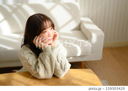 ソファの前でくつろぐ女性 139303420