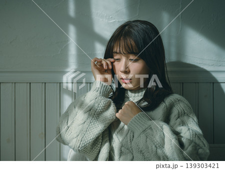 女性、悲しみ、室内 139303421
