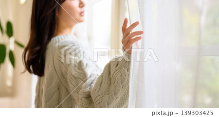 カーテンを開ける女性 カーテンを開ける女性 139303425