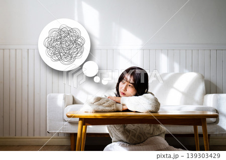 部屋でくつろぐ若い女性 139303429