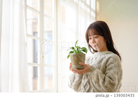 女性が観葉植物を持つ 女性が観葉植物を持つ 139303435
