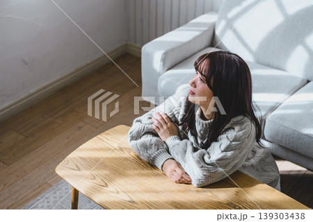 女性が部屋でくつろぐ 139303438