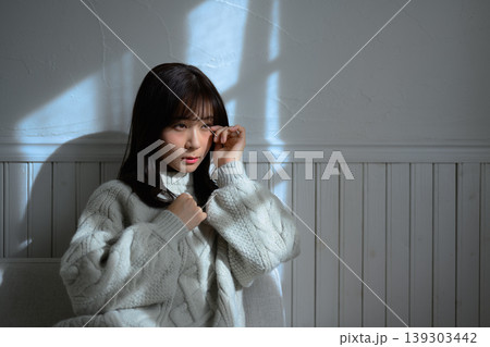 白い部屋で佇む女性 白い部屋で佇む女性 139303442