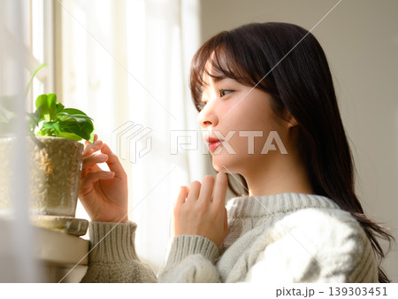 窓辺の女性と植物 窓辺の女性と植物 139303451