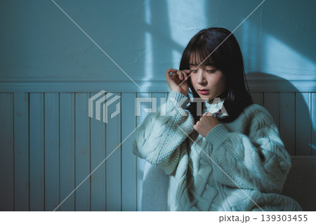 女性、部屋で泣く 139303455