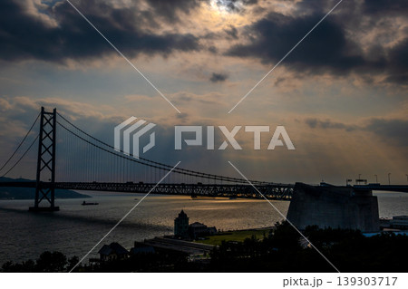 【絶景夕景】天使の梯子が降り注ぐ神戸舞子の海辺と明石海峡大橋のシルエット 【絶景夕景】天使の梯子が降り注ぐ神戸舞子の海辺と明石海峡大橋のシルエット 139303717