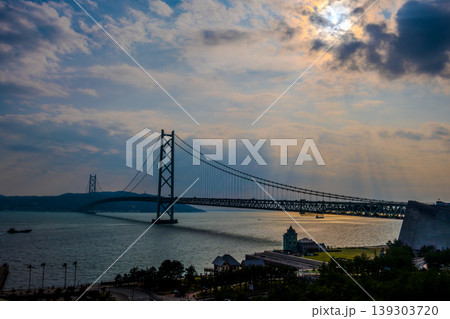 【夕景】雲間から覗く太陽と明石海峡大橋のドラマチックな海峡風景・神戸舞子 【夕景】雲間から覗く太陽と明石海峡大橋のドラマチックな海峡風景・神戸舞子 139303720