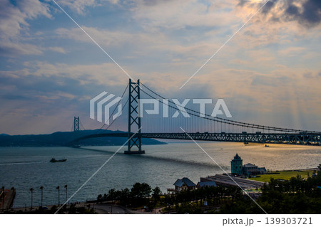【絶景】明石海峡大橋と美しい雲のコントラスト・夕暮れ時の海景色 139303721