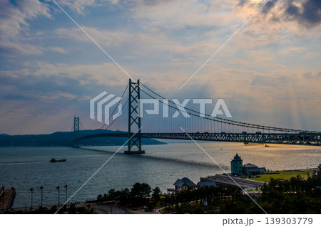 【絶景】明石海峡大橋と美しい雲のコントラスト・夕暮れ時の海景色 【絶景】明石海峡大橋と美しい雲のコントラスト・夕暮れ時の海景色 139303779