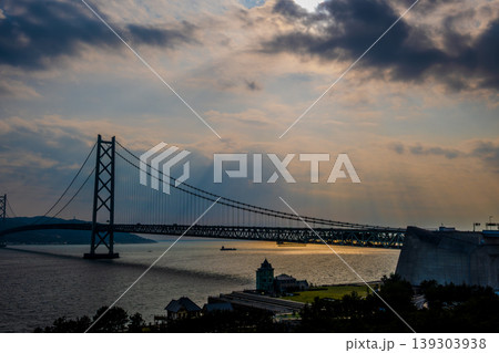 【幻想的】明石海峡大橋と移情閣を包み込む夕暮れの光芒と雲海・神戸の海景色 【幻想的】明石海峡大橋と移情閣を包み込む夕暮れの光芒と雲海・神戸の海景色 139303938
