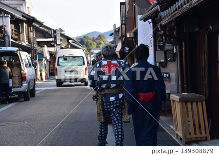 日本の愛知県の犬山市　春の犬山祭りに参加する男性　法被を着て商店街を歩く姿　店が開く前の朝の様子 139308879