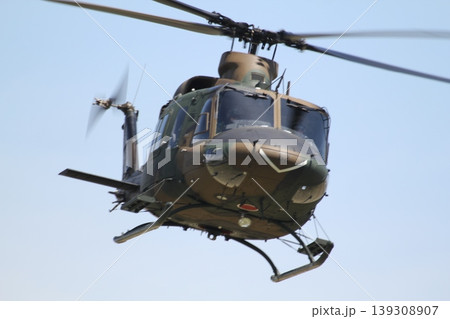 飛行する陸上自衛隊のUH-2ヘリコプター 139308907