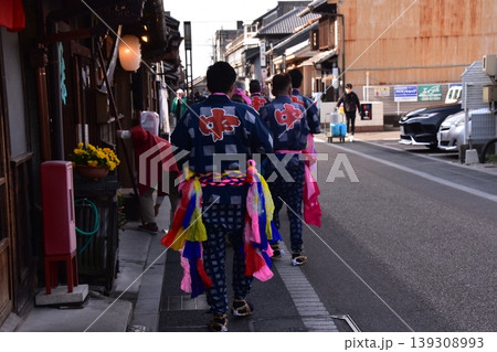 愛知県の犬山市　春の犬山祭りに参加する男性達　伝統的な法被と派手な帯を身に付け、城下町を歩く姿 139308993