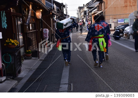 愛知県の犬山市 春の犬山祭りに参加する男性達 伝統的な法被と派手な帯を身に付け、城下町を歩く姿 愛知県の犬山市 春の犬山祭りに参加する男性達 伝統的な法被と派手な帯を身に付け、城下町を歩く姿 139309003