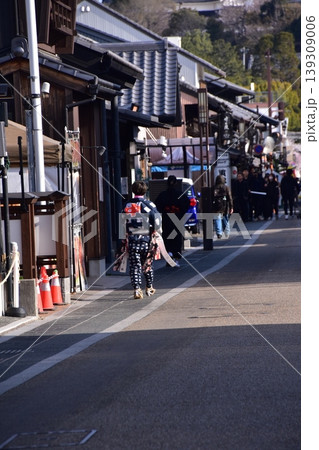 愛知県の犬山市　春の犬山祭りに参加する男性達　伝統的な法被と派手な帯を身に付け、城下町を歩く姿 139309006