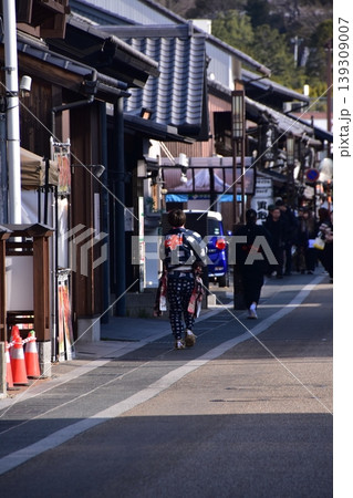 愛知県の犬山市 春の犬山祭りに参加する男性達 伝統的な法被と派手な帯を身に付け、城下町を歩く姿 愛知県の犬山市 春の犬山祭りに参加する男性達 伝統的な法被と派手な帯を身に付け、城下町を歩く姿 139309007