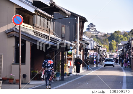 愛知県の犬山市 犬山城の天守閣と城下町 春の犬山祭りに参加する男性 伝統的な衣装を着て会場へ向かう姿 愛知県の犬山市 犬山城の天守閣と城下町 春の犬山祭りに参加する男性 伝統的な衣装を着て会場へ向かう姿 139309170