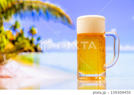 ビーチのビール冷たい一杯 ビーチのビール冷たい一杯 139309450