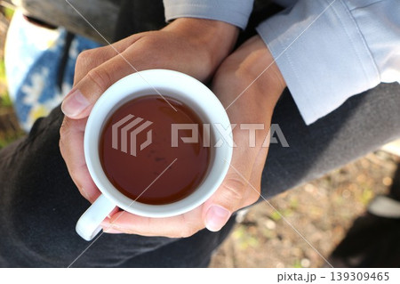 Hands holding a warm mug Hands holding a warm mug 139309465