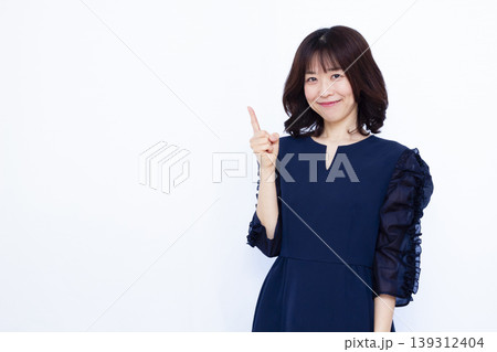 人差し指を立てている女性 人差し指を立てている女性 139312404