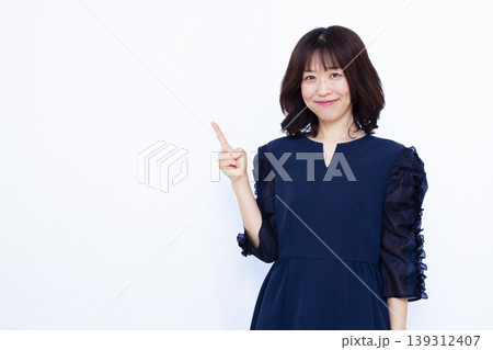 人差し指を立てている女性 人差し指を立てている女性 139312407