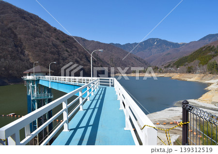 渇水で水位が下がった広瀬ダム<山梨県> 渇水で水位が下がった広瀬ダム<山梨県> 139312519