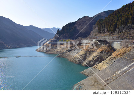 渇水で水位が下がった広瀬ダム<山梨県> 渇水で水位が下がった広瀬ダム<山梨県> 139312524
