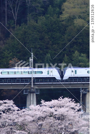 眼下に咲き誇る桜に見送られて早朝の中央東線を走行するE353系電車_2026/4/11撮影 眼下に咲き誇る桜に見送られて早朝の中央東線を走行するE353系電車_2026/4/11撮影 139312616