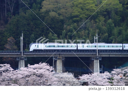 眼下に咲き誇る桜に見送られて早朝の中央東線を走行するE353系電車_2026/4/11撮影 眼下に咲き誇る桜に見送られて早朝の中央東線を走行するE353系電車_2026/4/11撮影 139312618