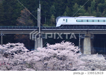 眼下に咲き誇る桜に見送られて早朝の中央東線を走行するE353系電車_2026/4/11撮影 眼下に咲き誇る桜に見送られて早朝の中央東線を走行するE353系電車_2026/4/11撮影 139312619