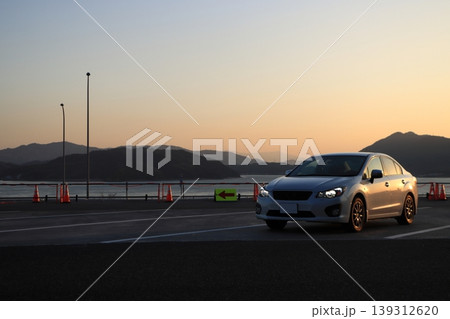 車と夕焼けの海の風景 車と夕焼けの海の風景 139312620