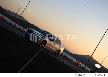 車と夕焼けの海の風景 車と夕焼けの海の風景 139312621