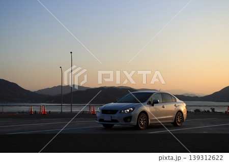 車と夕焼けの海の風景 車と夕焼けの海の風景 139312622