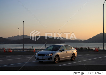 車と夕焼けの海の風景 車と夕焼けの海の風景 139312623
