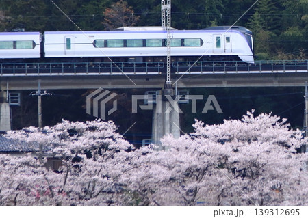 眼下に咲き誇る桜に見送られて早朝の中央東線を走行するE353系電車_2026/4/11撮影 139312695