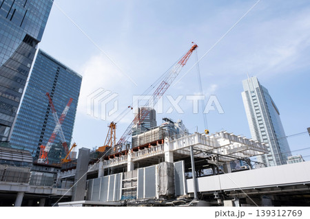 工事中の渋谷駅と高層ビル 工事中の渋谷駅と高層ビル 139312769