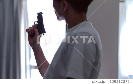 銃を持つ男性のシルエット 139312873