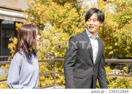 若い男女、ビジネス、ビジネスマン、屋外、笑顔、若い、上半身、カジュアル 若い男女、ビジネス、ビジネスマン、屋外、笑顔、若い、上半身、カジュアル 139312884