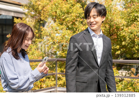 若い男女、ビジネス、ビジネスマン、屋外、笑顔、若い、上半身、カジュアル 139312885