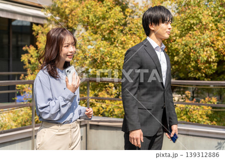 若い男女、ビジネス、ビジネスマン、屋外、笑顔、若い、上半身、カジュアル 若い男女、ビジネス、ビジネスマン、屋外、笑顔、若い、上半身、カジュアル 139312886