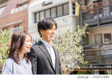 若い男女、ビジネス、ビジネスマン、屋外、笑顔、若い、上半身、カジュアル 若い男女、ビジネス、ビジネスマン、屋外、笑顔、若い、上半身、カジュアル 139312890