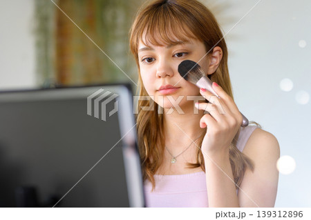 女性が鏡を見ながら化粧 139312896